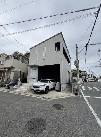 寝屋川市菅相塚町　中古戸建ての前面道路含む現地写真
