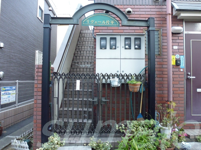 リヴェール片平のエントランス|こちらから二階へ上がります