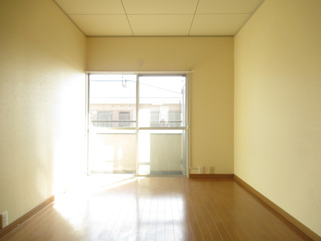 明石市別所町の賃貸マンションの居間・リビング