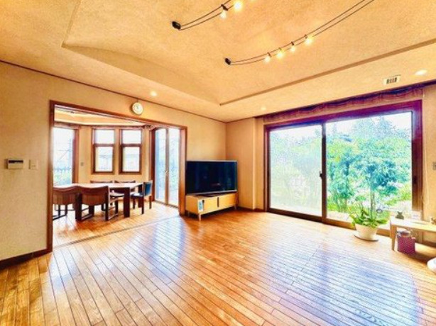 豊楽町　中古戸建の居間・リビング|2階LDK約28.3帖　開放的なリビングスペースです