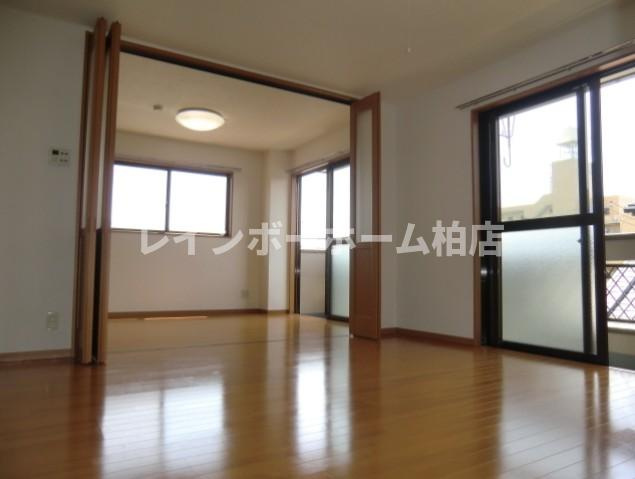 【仲介手数料：50％OFF】対象物件！の内装|明るい色調の室内です