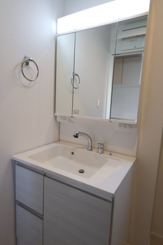 【独立洗面台】 | 《仲介手数料無料》浦和区領家２丁目8-15(1号棟)新築一戸建てグラファーレ | 撮影日 2025年11月14日 13:00 晴れ