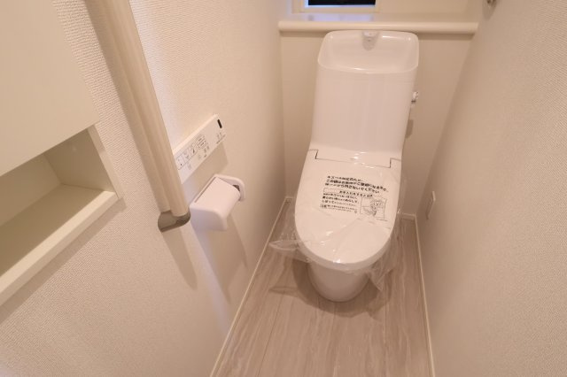 【トイレ】 | 《仲介手数料無料》浦和区領家２丁目8-15(1号棟)新築一戸建てグラファーレ | 撮影日 2025年11月14日 13:00 晴れ