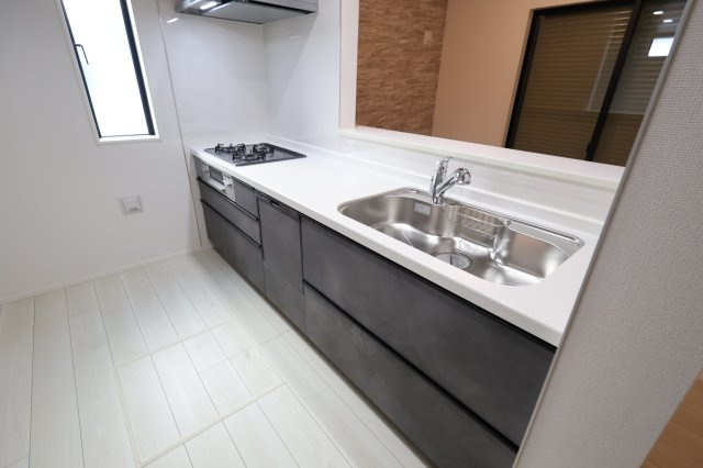 【キッチン】 | 《仲介手数料無料》浦和区領家２丁目8-15(1号棟)新築一戸建てグラファーレ | 撮影日 2025年11月14日 13:00 晴れ