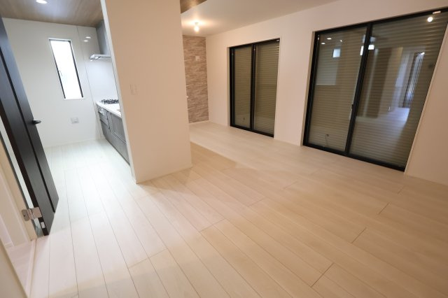 【居間・リビング】 | 《仲介手数料無料》浦和区領家２丁目8-15(1号棟)新築一戸建てグラファーレ | 撮影日 2025年11月14日 13:00 晴れ