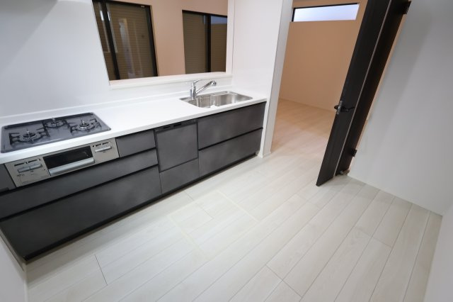 【キッチン】 | 《仲介手数料無料》浦和区領家２丁目8-15(1号棟)新築一戸建てグラファーレ | 撮影日 2025年11月14日 13:00 晴れ