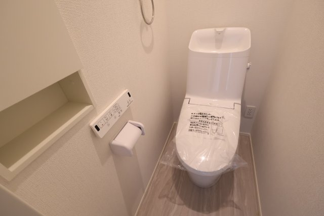 【トイレ】 | 《仲介手数料無料》浦和区領家２丁目8-15(1号棟)新築一戸建てグラファーレ | 撮影日 2025年11月14日 13:00 晴れ