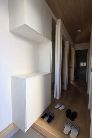 《仲介手数料無料》浦和区領家２丁目8-15(2号棟)新築一戸建てグラファーレの玄関|撮影日 2025年11月14日 13:00 晴れ