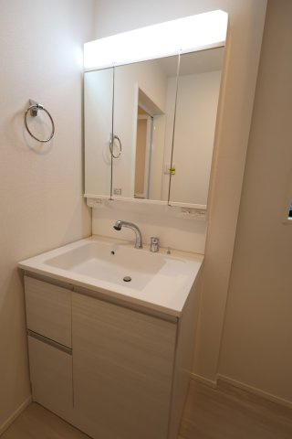 《仲介手数料無料》浦和区領家２丁目8-15(2号棟)新築一戸建てグラファーレの独立洗面台|撮影日 2025年11月14日 13:00 晴れ