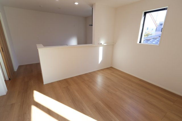 《仲介手数料無料》浦和区領家２丁目8-15(2号棟)新築一戸建てグラファーレの居間・リビング|撮影日 2025年11月14日 13:00 晴れ