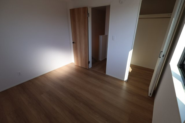 《仲介手数料無料》浦和区領家２丁目8-15(2号棟)新築一戸建てグラファーレの洋室|撮影日 2025年11月14日 13:00 晴れ