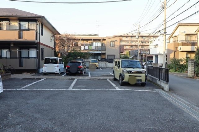 ヴィラ・ファミーユ　Bの駐車場