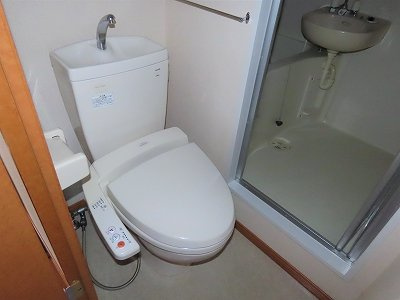 レオパレスグレイスパディのその他|トイレ内にお風呂の入口扉があります