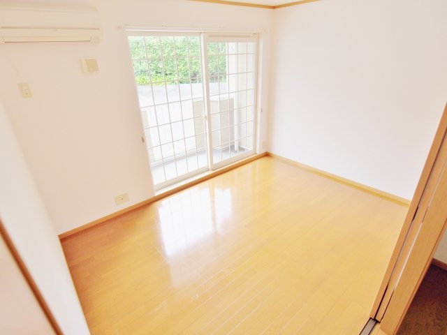 ベルフラワーの洋室