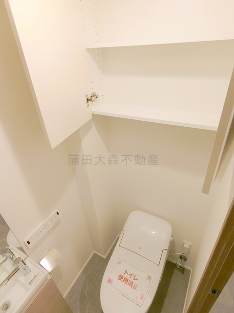 ザ・パークハビオ大森山王のトイレ|吊戸棚と温水洗浄便座+手洗い付きのトイレ