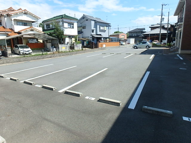 加古川市加古川町稲屋のアパートの駐車場