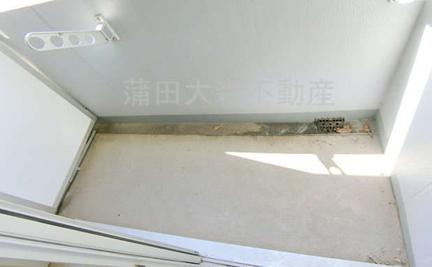 ハーモニーレジデンス大森山王＃002のバルコニー|物干し金具付きのバルコニー　