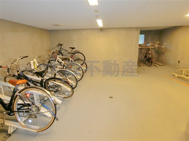 ハーモニーレジデンス大森山王＃002のその他共用部分|屋根付きラック式の駐輪場　