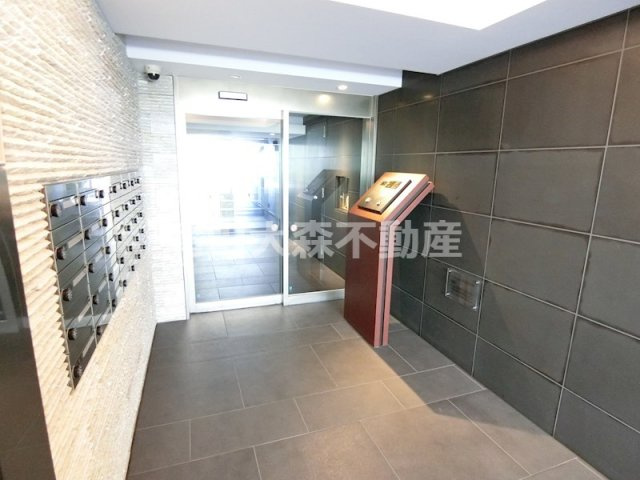 ハーモニーレジデンス大森山王＃002のエントランス|防犯カメラTVモニター付オートロック宅配BOXメールBOX管理人室　エントランス　