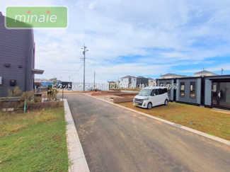 【前面道路含む現地写真】 | 小中学校10分前後　並列2台駐車　上山町　2号棟 | 販売現地