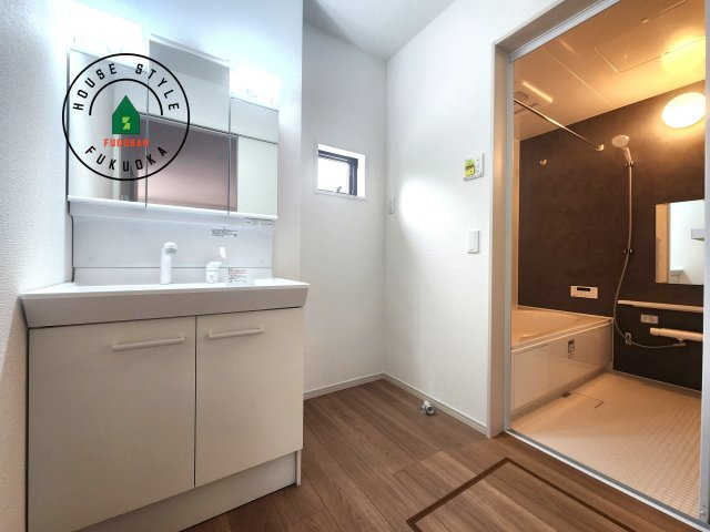 福岡市西区石丸3丁目第2-2棟（2号棟）　の内観：施工例|ゆとりの洗面スペースで朝の身支度もスムーズに。暮らしを快適に変えるシャワー付洗面台です！