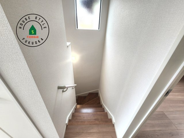 福岡市西区石丸3丁目第2-2棟（2号棟）　の内観：施工例|＜手すり付階段＞手すりがないと階段の昇り降りで危険なことはもちろん、壁に手をつきながら歩くことで壁紙が汚れやすくなります。すべての方に快適に昇り降りしていただくため、手すりを設置しました。