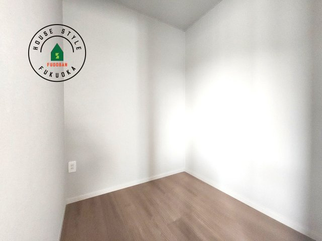 福岡市西区石丸3丁目第2-2棟（2号棟）　の内観：施工例|洋服や大きな荷物が多い方や人数の多いご家族などは、一般的なクローゼットよりもウォークインクローゼットのほうが使い勝手が良いです。