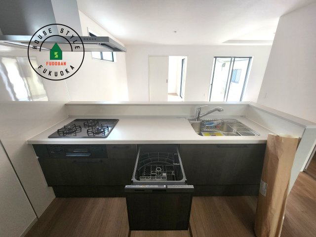 福岡市西区石丸3丁目第2-2棟（2号棟）　の内観：施工例|ご家族を近くに感じられる対面キッチンのLDK。会話もはずみそうですね。