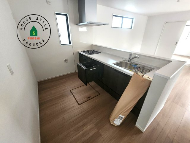 福岡市西区石丸3丁目第2-2棟（2号棟）　の内観：施工例|ダイニングテーブルへの配膳がラクラク、お料理はかどるカウンター付きシステムキッチン！