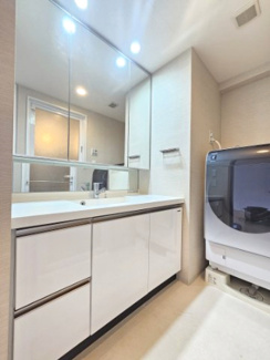 【独立洗面台】 | グランセンス吉川美南セントラルレジデンス | パウダールームにはくもり止め加工付の三面鏡洗面化粧台　収納力はもちろんのこと、シームレスなカウンタートップと洗面ボウルはお手入れも簡単です　さらにタオルの収納に便利なリネン庫もございます