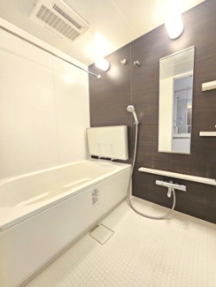 【浴室】 | グランセンス吉川美南セントラルレジデンス | ゆったりとしたユニットバスは、お湯張り、自動追い焚き、保温までをスイッチ一つで操作できるオートバス採用　浴室暖房乾燥、低床ユニットバス、モザイクパターンフロアなど機能も充実しています
オートバス