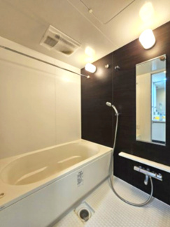 【浴室】 | グランセンス吉川美南セントラルレジデンス | ゆったりとしたユニットバスは、お湯張り、自動追い焚き、保温までをスイッチ一つで操作できるオートバス採用　浴室暖房乾燥、低床ユニットバス、モザイクパターンフロアなど機能も充実しています
オートバス