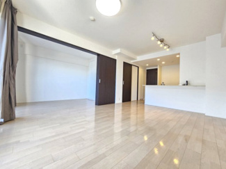 【居間・リビング】 | グランセンス吉川美南セントラルレジデンス | リビングと隣接した洋室は、お子さまが小さいときには目の届く遊び部屋、大きくなってきたら1つのお部屋として、また新婚やお子さまが巣立った後は広いリビングとしてライフスタイルに合わせて自在に対応できます