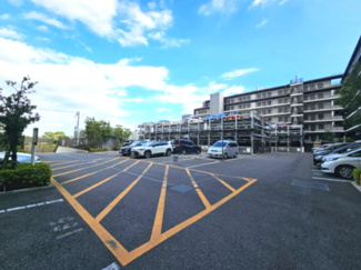 【駐車場】 | グランセンス吉川美南セントラルレジデンス | 平面式駐車場と機械式駐車場が敷地内にございます　機械式は、サイズ制限が１Fと４Fが高さ2100㎜、幅1850㎜、全長5050㎜、重量2300㎏までなので、１ＢＯＸカーも可能です（車種による）