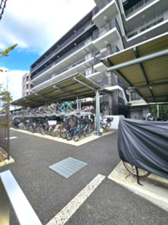 【駐輪場】 | グランセンス吉川美南セントラルレジデンス | 駐輪場は全424台　屋根付きで大切な愛車を守ります