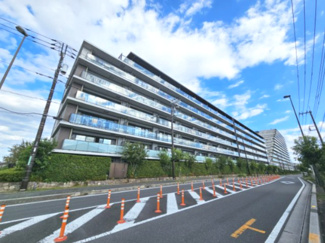 【外観】 | グランセンス吉川美南セントラルレジデンス | 美しく演出された街の景観は、緑のメインストリートに面したグランセンス吉川美南セントラルレジデンスもその一部です