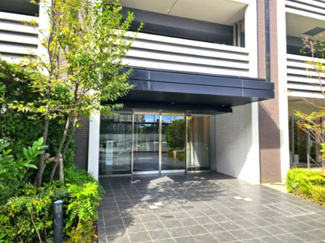 【エントランス】 | グランセンス吉川美南セントラルレジデンス | 落ち着いた色合いのボーダータイルとコンクリート打ち放しのコントラストによるボリュームのあるフォルムが、植栽空間と美しく調和　品格のあるエントランスです