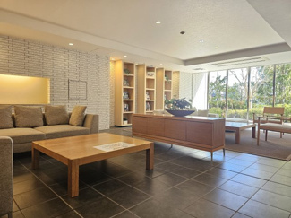 【ロビー】 | グランセンス吉川美南セントラルレジデンス | ライブラリー機能を備えたラウンジスペースは、優雅でリラックスした時間を演出する気品ある迎賓空間です