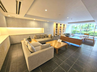 【ロビー】 | グランセンス吉川美南セントラルレジデンス | ライブラリー機能を備えたラウンジスペースは、優雅でリラックスした時間を演出する気品ある迎賓空間です