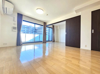 【居間・リビング】 | グランセンス吉川美南セントラルレジデンス | バルコニー面はワイドサッシを採用　より広く感じ取れます　また、隣室との間には可動式間仕切りを採用し、間仕切りは室内側の壁に収納でき、窓側には補壁がないため、より開放的な一体感が得られます