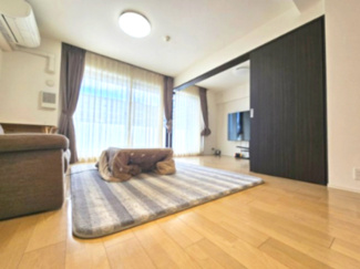 【居間・リビング】 | グランセンス吉川美南セントラルレジデンス | バルコニー面はワイドサッシを採用　より広く感じ取れます　また、隣室との間には可動式間仕切りを採用し、間仕切りは室内側の壁に収納でき、窓側には補壁がないため、より開放的な一体感が得られます