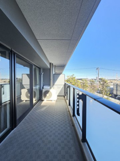 【バルコニー】 | グランセンス吉川美南セントラルレジデンス | 広々としたバルコニーにはスロップシンクを配置　ガーデニングやバルコニーの掃除、またお子さまの汚れもの洗いにも便利です