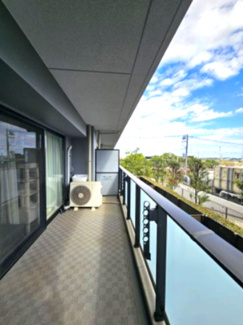 【バルコニー】 | グランセンス吉川美南セントラルレジデンス | 広々としたバルコニーにはスロップシンクを配置　ガーデニングやバルコニーの掃除、またお子さまの汚れもの洗いにも便利です