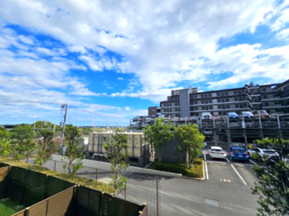 【展望】 | グランセンス吉川美南セントラルレジデンス | 窓の外には敷地内駐車場が広がり、明るい陽射しや心地よい風が流れ込みます