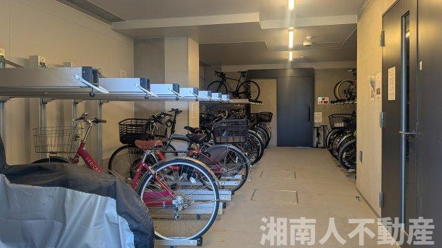 クリオ鵠沼海岸グランロワの駐輪場