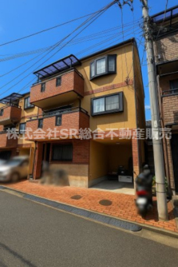 楠根3丁目中古戸建の外観|地震時にも安心の鉄骨造♪駐車スペース2台分あります！