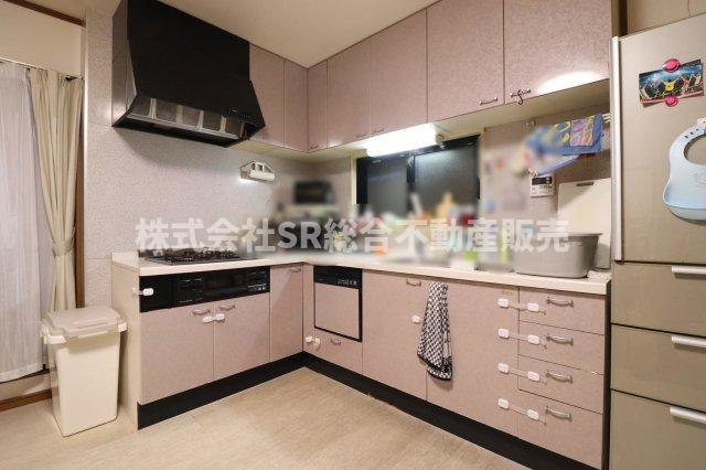 楠根3丁目中古戸建のキッチン|キッチンはL字型システムキッチン♪食洗機もあり設備が充実しており、快適にお料理できます！