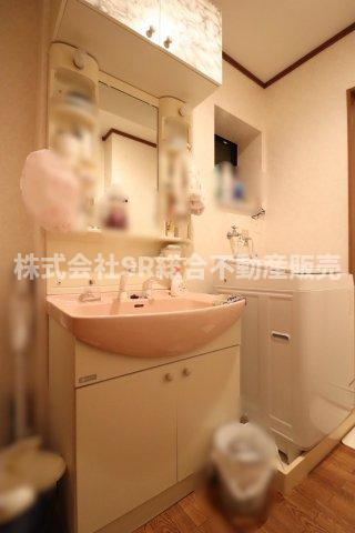 楠根3丁目中古戸建の独立洗面台|洗面台・トイレは2か所にあり、朝の身支度がスムーズに行えます！