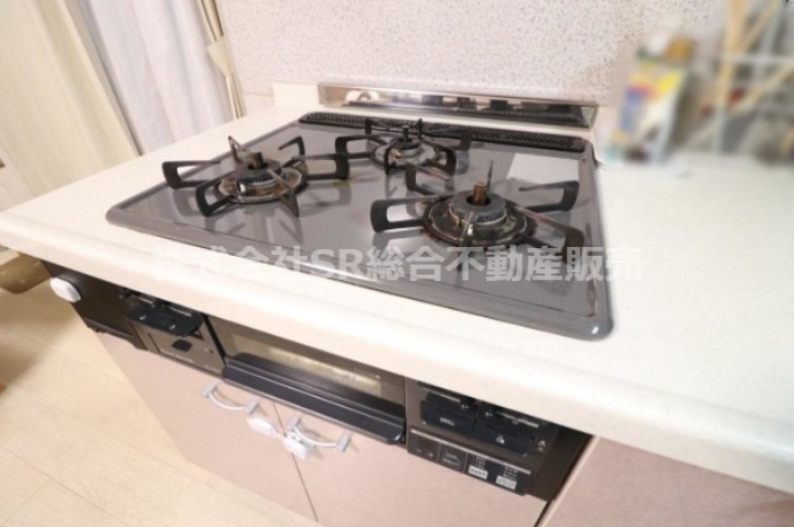 楠根3丁目中古戸建のキッチン|3口コンロ、グリル付きです！