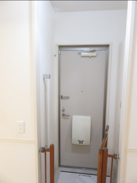 D-room OMODAKAB棟の玄関